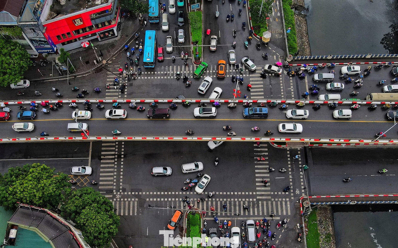 Khu vực Ngã Tư Sở là nút giao đa tầng, kết nối nhiều trục hướng tâm quan trọng, khiến việc điều tiết giao thông trở nên phức tạp. Trong khi đó, đoạn qua Cầu Giấy tiếp giáp nhiều tuyến lớn, mật độ phương tiện liên tục ở mức cao. tp-duong-lang13jpg.jpg