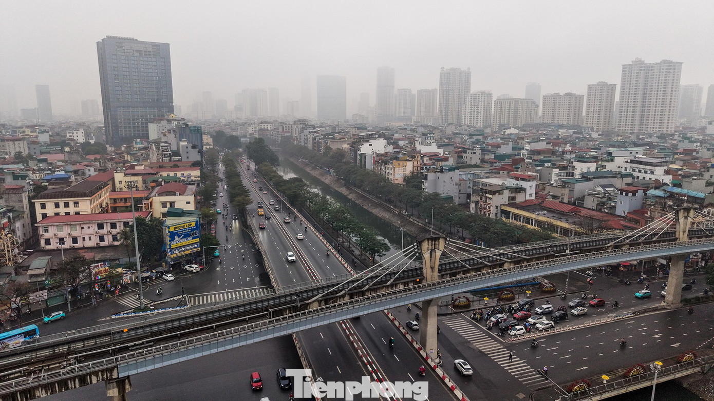 Tuyến đường trên cao Vành đai 2 hiện hữu đã góp phần giảm tải cho mặt đất, song lưu lượng phương tiện tăng nhanh theo tốc độ đô thị hóa khiến cả hai tầng giao thông đều trong tình trạng áp lực cao. tp-duong-lang4.jpg