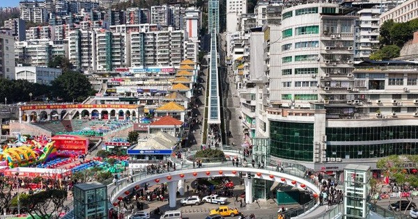 Thang cuốn ngoài trời dài nhất thế giới vừa vận hành: Độ chênh tương đương tòa nhà 80 tầng, rút ngắn hành trình từ 1 giờ còn 20 phút