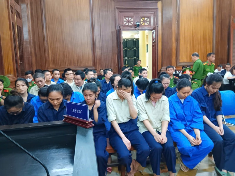 Cựu Phó Giám đốc cùng 30 'nhân viên ngân hàng' liên quan đến 7.012 giao dịch, hơn 136 tỷ đồng, ra hầu tòa