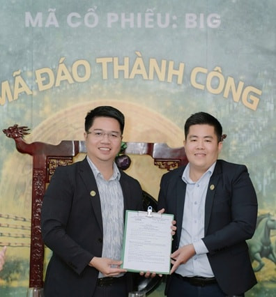 Ông Võ Phi Nhật Huy - Chủ tịch BIG trao quyết định bổ nhiệm Tân Phó Tổng Giám đốc cho ông Nguyễn Minh Khang