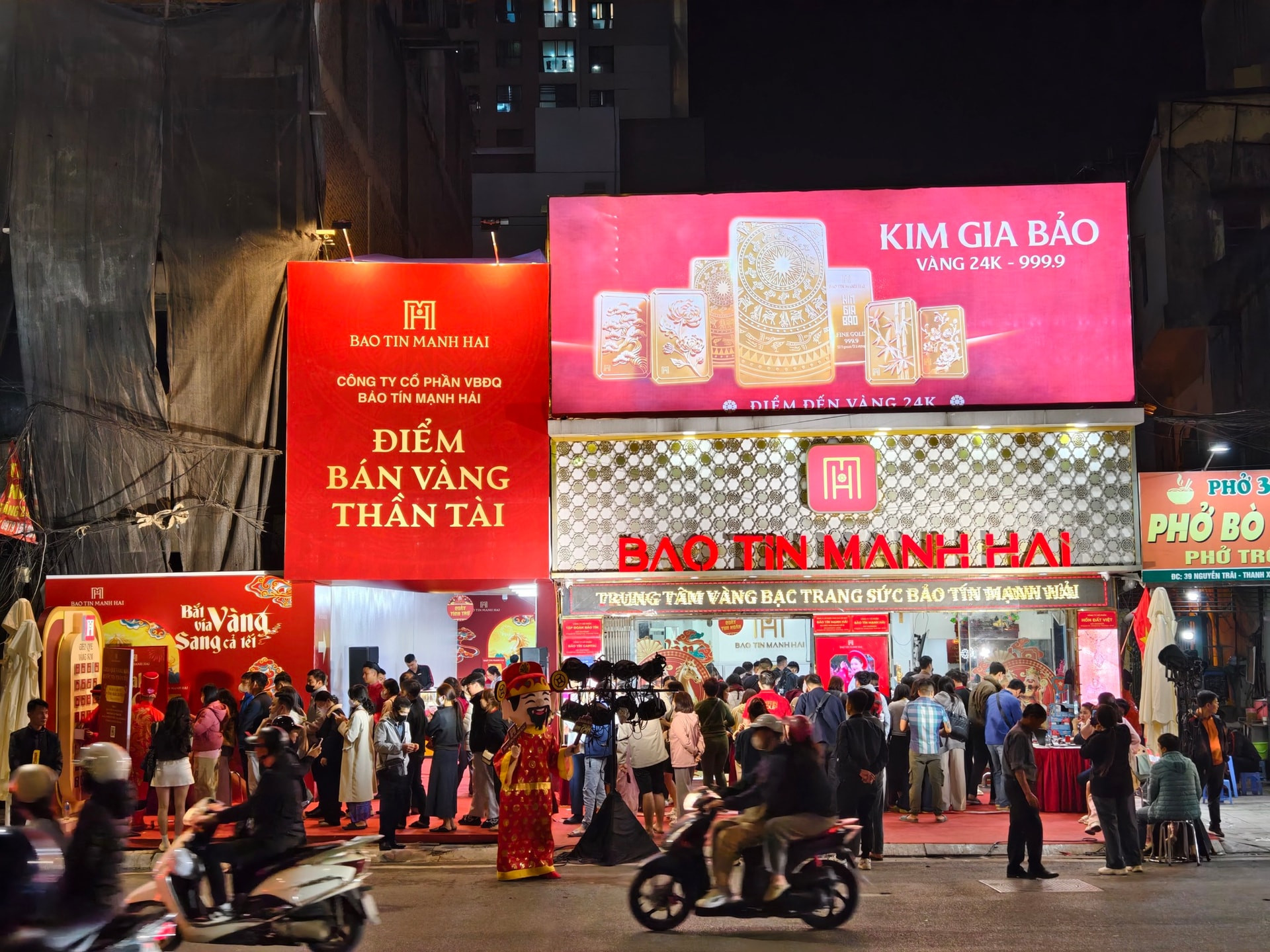 Hơn 20h tối ngày Vía Thần Tài: Bảo Tín Mạnh Hải vẫn chưa 'hạ nhiệt'