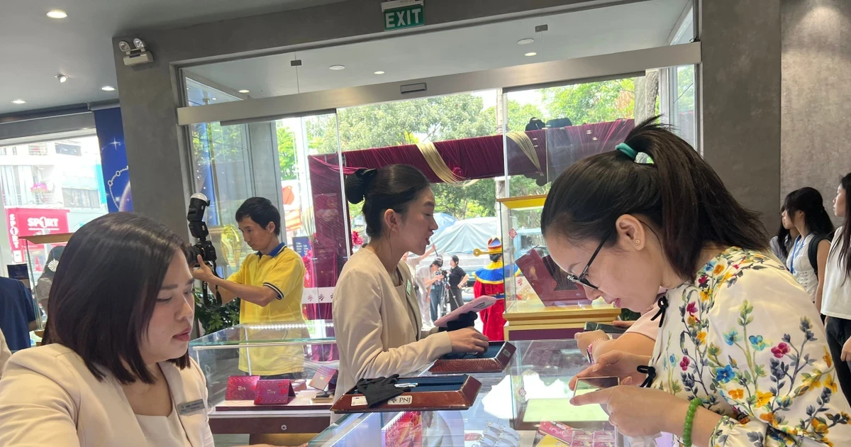 Nhiều người ngỡ ngàng vì mua được vàng quá dễ dàng Nhiều người ngỡ ngàng vì mua được vàng quá dễ dàng