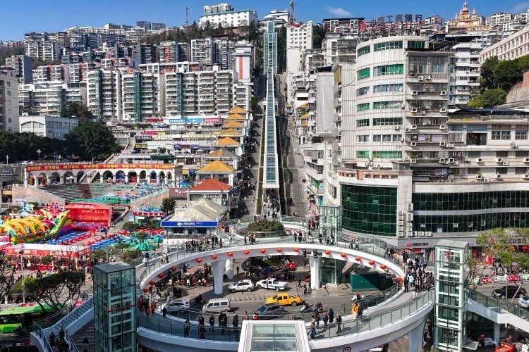 Thang cuốn ngoài trời dài nhất thế giới vừa vận hành: Độ chênh tương đương tòa nhà 80 tầng, rút ngắn hành trình từ 1 giờ còn 20 phút- Ảnh 2.