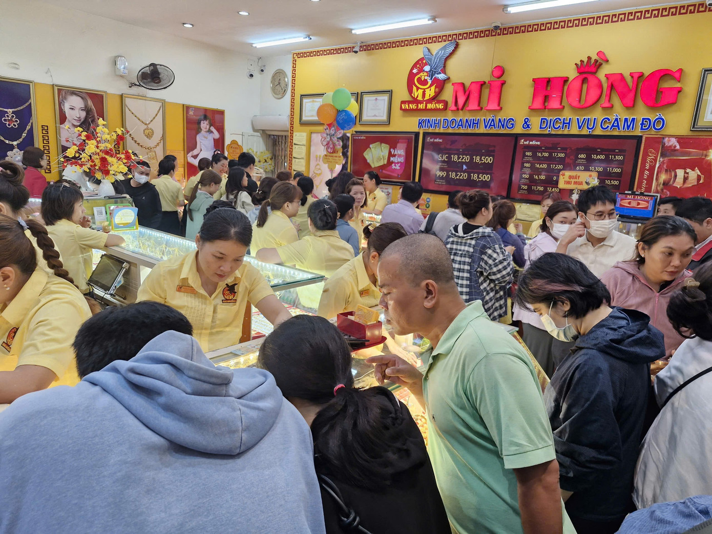 Các quầy hàng đều đông khách. Trong ngày này, mỗi khách được mua tối đa 5 chỉ vàng nhẫn, 1 lượng vàng miếng. z7564889296609-7431efdc33e1d3e97e471d582e1a87d6.jpg