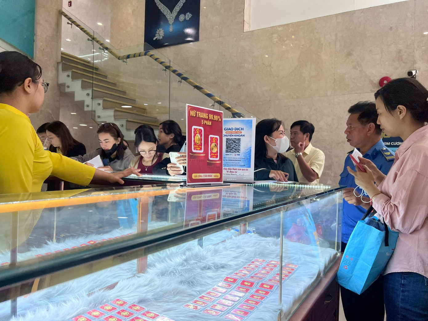 SJC hiện có rất nhiều sản phẩm đáp ứng nhu cầu khách hàng dịp này, từ thẻ vàng may mắn, nhẫn trơn cho đến vàng miếng... Khách đến chỉ cần nói nhu cầu mua vàng gì sẽ có nhân viên hướng dẫn nhanh gọn vang-uyen-phuong-16.jpg