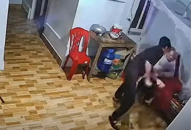 Hình ảnh nam thanh niên đánh chị gái, đánh gãy tay mẹ ruột đêm mùng 3 Tết gây phẫn nộ dư luận. Ảnh: Internet