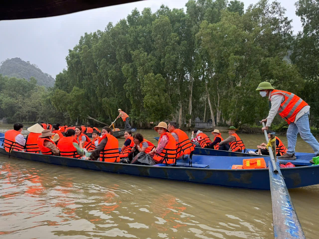100% du khách mặc áo phao khi di chuyển trên đò z7568923959706-266ea33537b2f7f159ae001bae3463a1.jpg