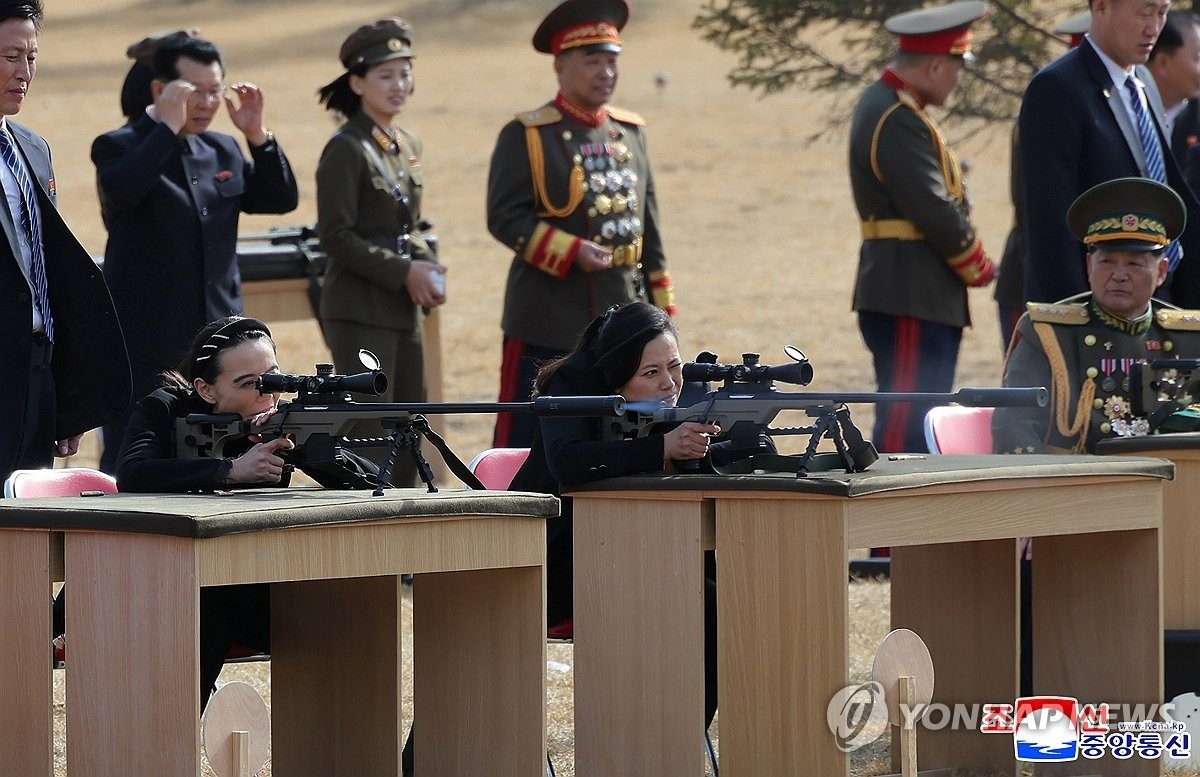 Bà Kim Yo Jong (trái) nhắm bắn tại trường bắn. (Ảnh: Yonhap) pyh2026022801810004200-p4.jpg
