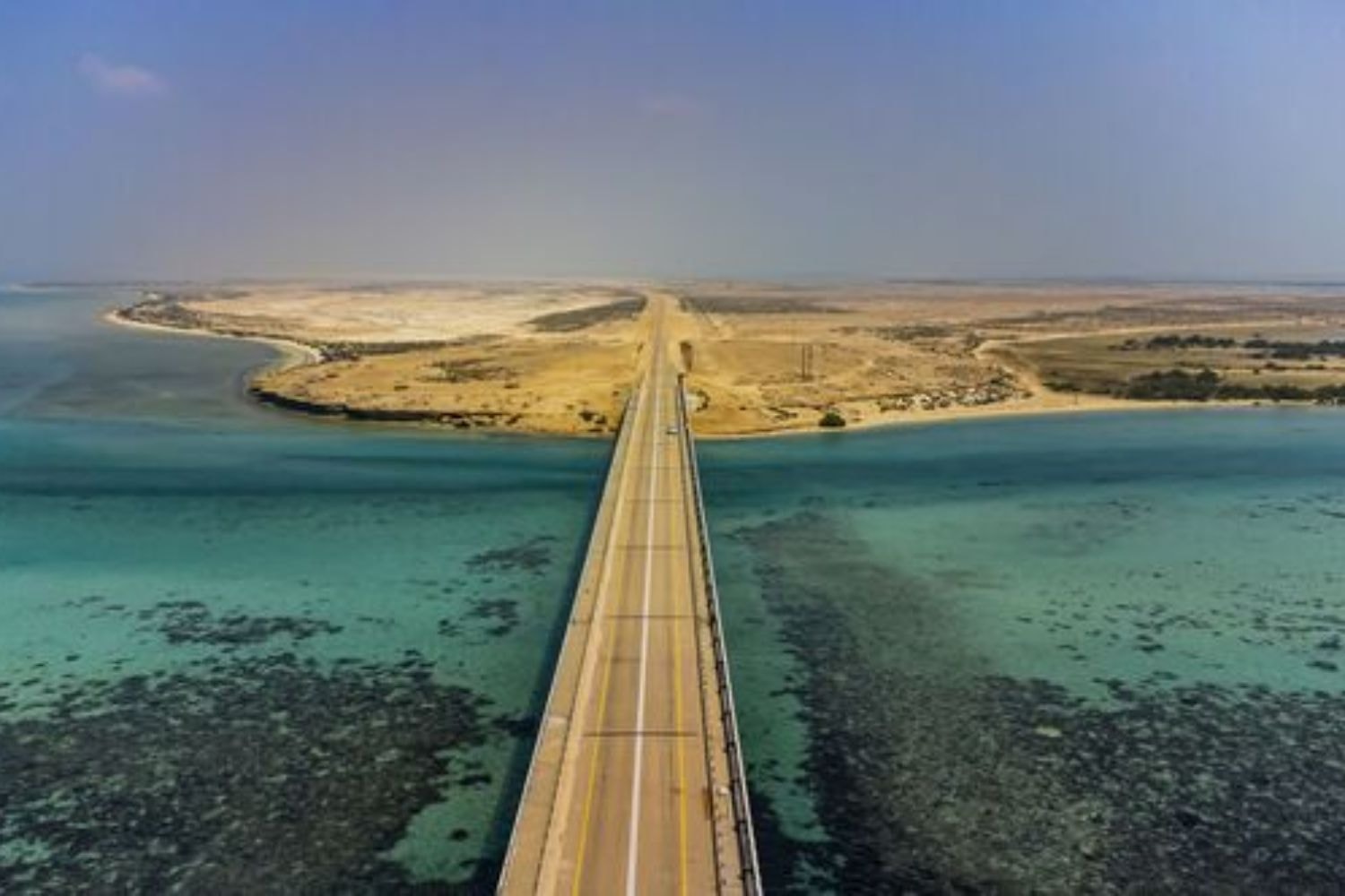 Khám phá con đường thẳng tắp dài không một khúc cua dài nhất thế giới, các tài xế từng trải nghiệm lại chỉ ra nhược điểm chí mạng