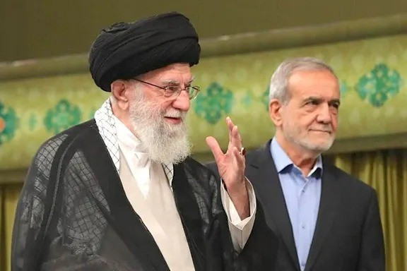 Lãnh tụ Tối cao Iran - Đại giáo chủ Ayatollah Ali Khamenei và Tổng thống Masoud Pezeshkian. (Ảnh: Iranintl) 39b01a349df8c1cbb7a33b47d6941142.jpg