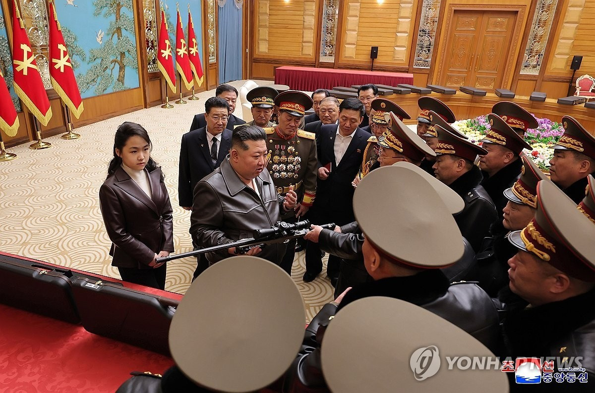 Ông Kim Jong Un tặng súng cho các quan chức quân đội. (Ảnh: Yonhap) pyh2026022801520004200-p4.jpg
