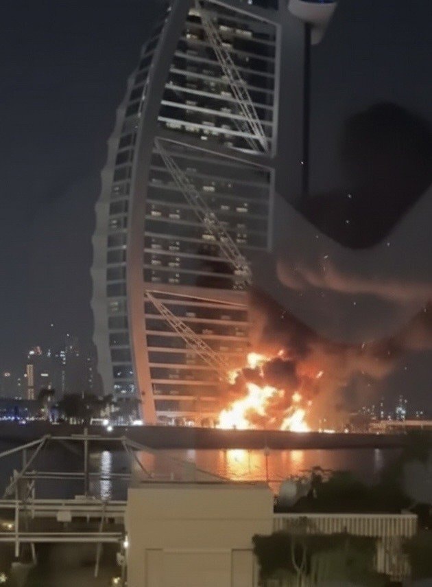 Khách sạn 7 sao duy nhất trên thế giới trúng mảnh vỡ từ drone của Iran