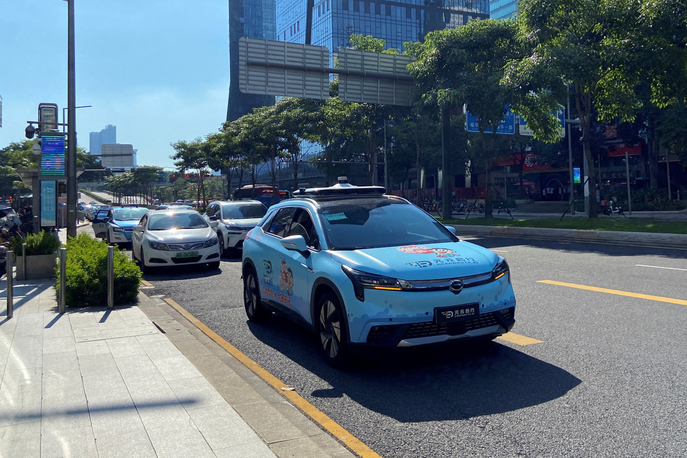 Taxi điện trên đường phố Thâm Quyến, Trung Quốc. Ảnh: Reuters. b2stixfzybpojobdxl2rthnoim.jpg
