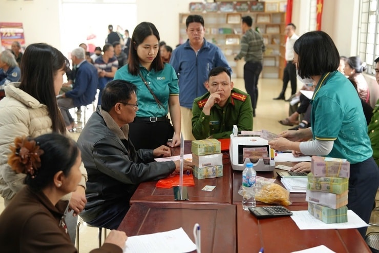 Hàng trăm người dân xếp hàng chờ ‘đổi đời’ nhờ tiền đền bù tại đại dự án 925.000 tỷ đồng của Vingroup