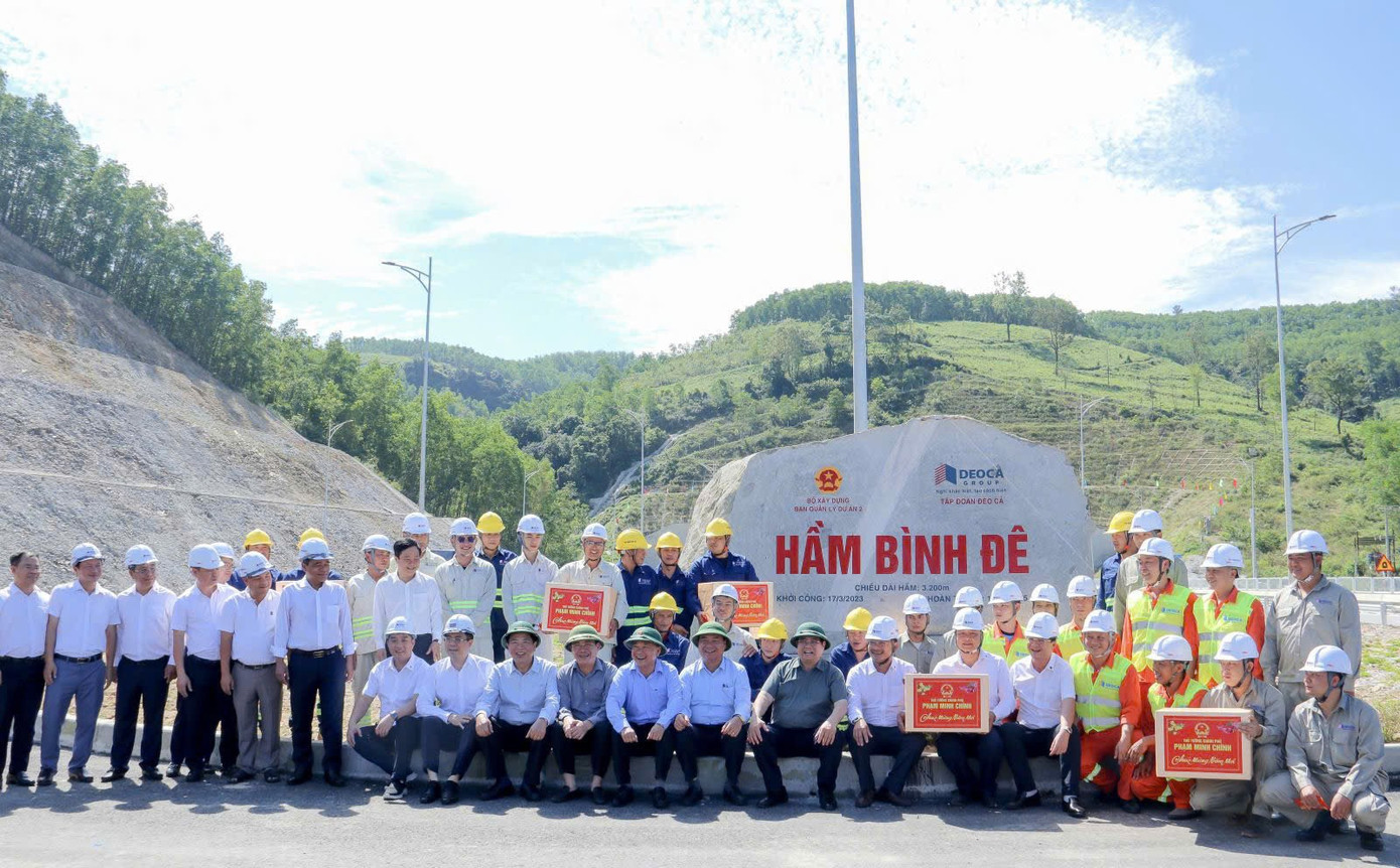 Thủ tướng Phạm Minh Chính cùng đoàn công tác chụp ảnh lưu niệm với cán bộ, kỹ sư, công nhân đang làm việc tại hầm Bình Đê. 1635257786246811080-2.jpg