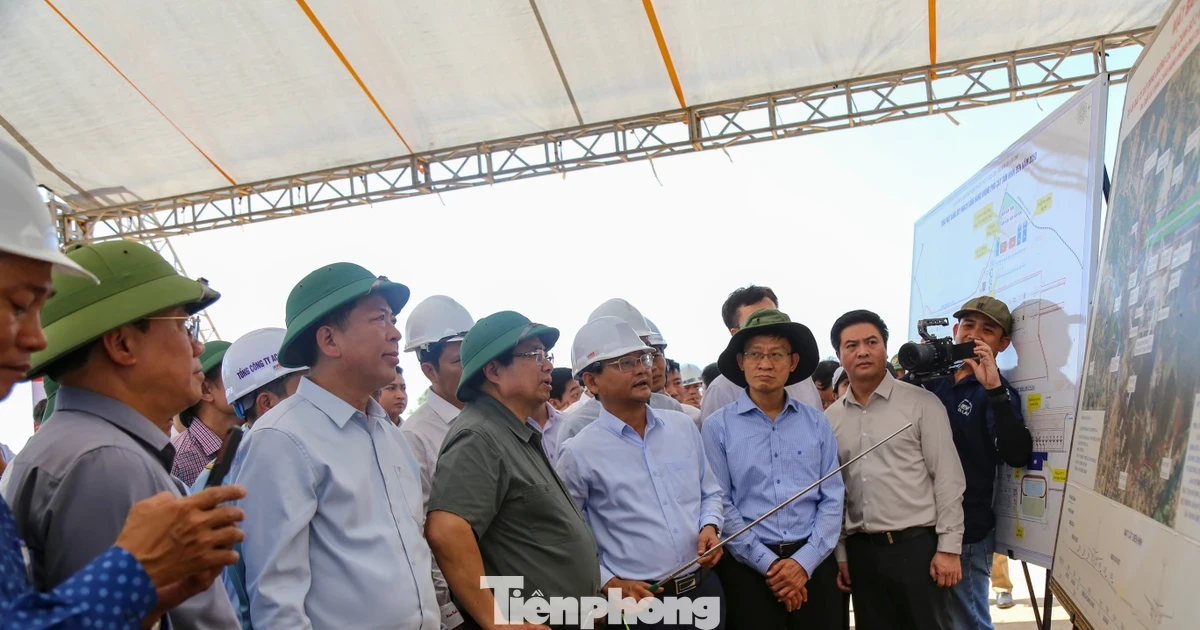 Thủ tướng kiểm tra dự án đường băng sân bay Phù Cát