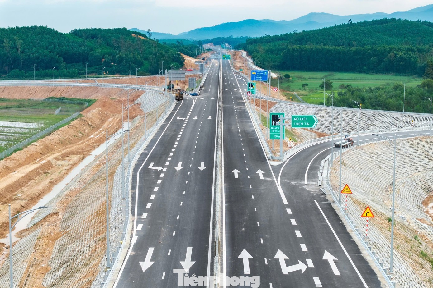 Một đoạn của cao tốc Quảng Ngãi - Hoài Nhơn. akakkaka.jpg