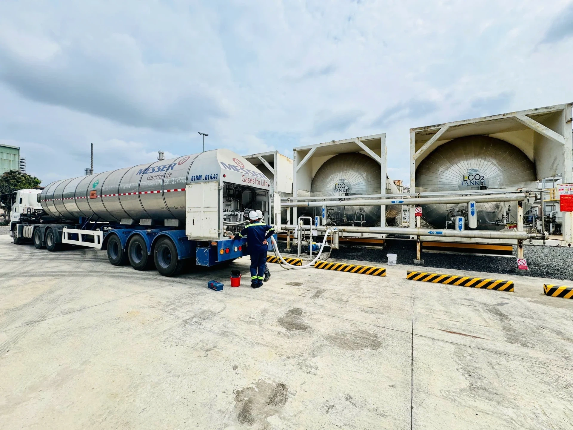 Đạm Cà Mau (DCM) bàn giao 75 tấn sản phẩm khí công nghiệp đầu tiên cho đối tác ngoại