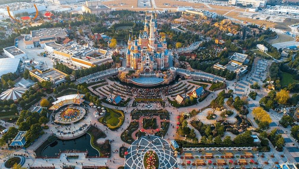 Ông Trịnh Văn Quyết bày tỏ mong muốn xây dựng mô hình lấy cảm hứng từ Disneyland tại những tổ hợp du lịch tầm cỡ của FLC- Ảnh 2. Ông Trịnh Văn Quyết bày tỏ mong muốn xây dựng mô hình lấy cảm hứng từ Disneyland tại những tổ hợp du lịch tầm cỡ của FLC- Ảnh 2.