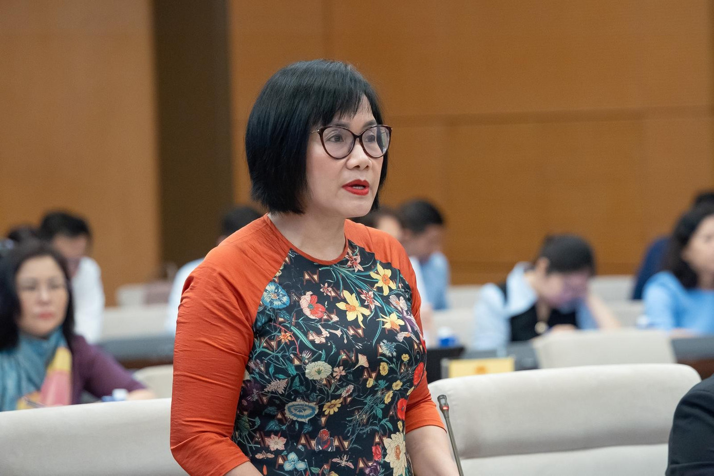 Thứ trưởng Bộ Tư pháp Đặng Hoàng Oanh trình bày tờ trình của Chính phủ. 32cc1.jpg
