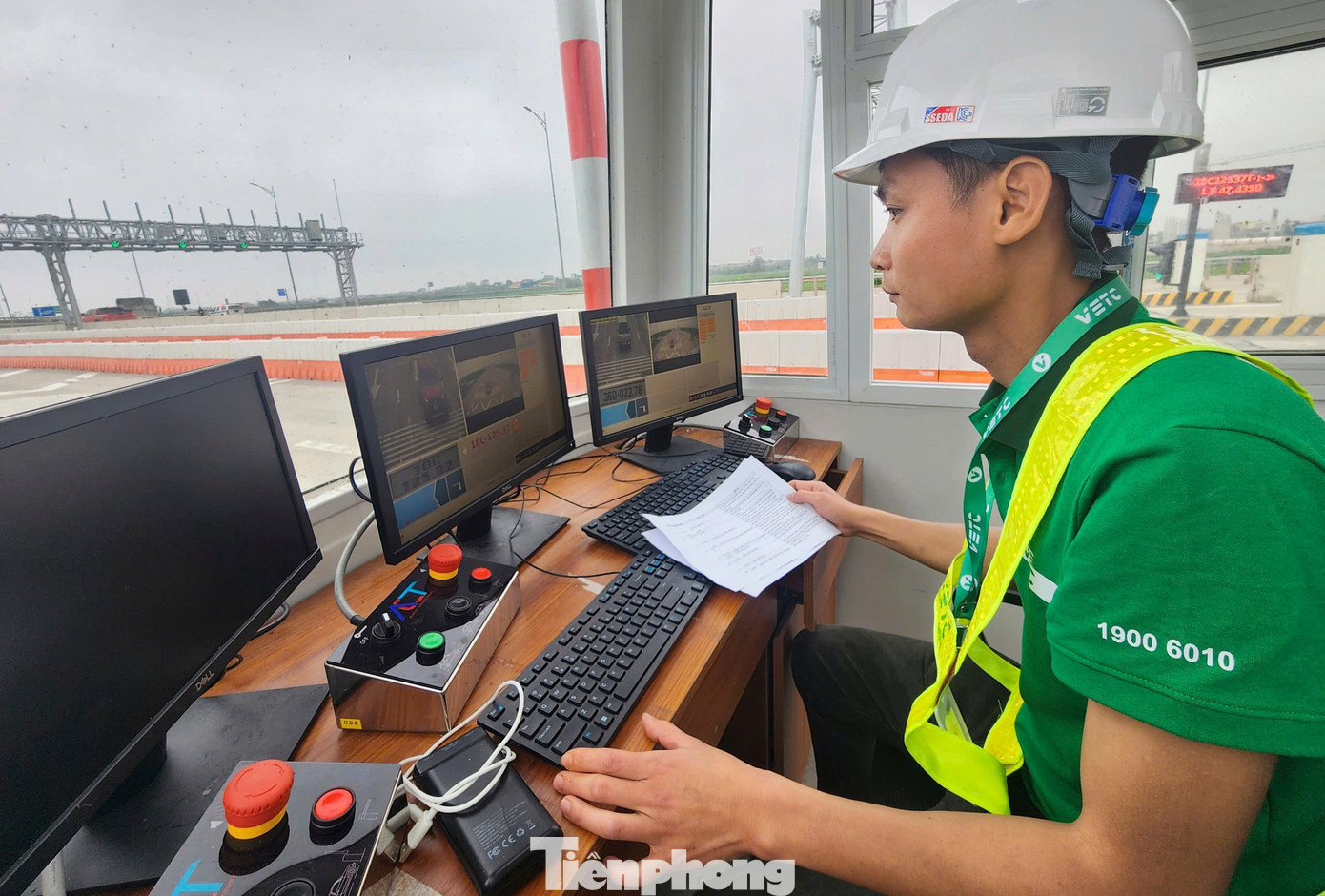 Ông Văn Minh Thiên - cán bộ kỹ thuật Công ty TNHH thu phí tự động VETC - cho biết, ngày đầu ghi nhận hơn 3.100 lượt xe ra khỏi cao tốc qua trạm thu phí tại nút giao Đông Xuân. tp-23.jpg