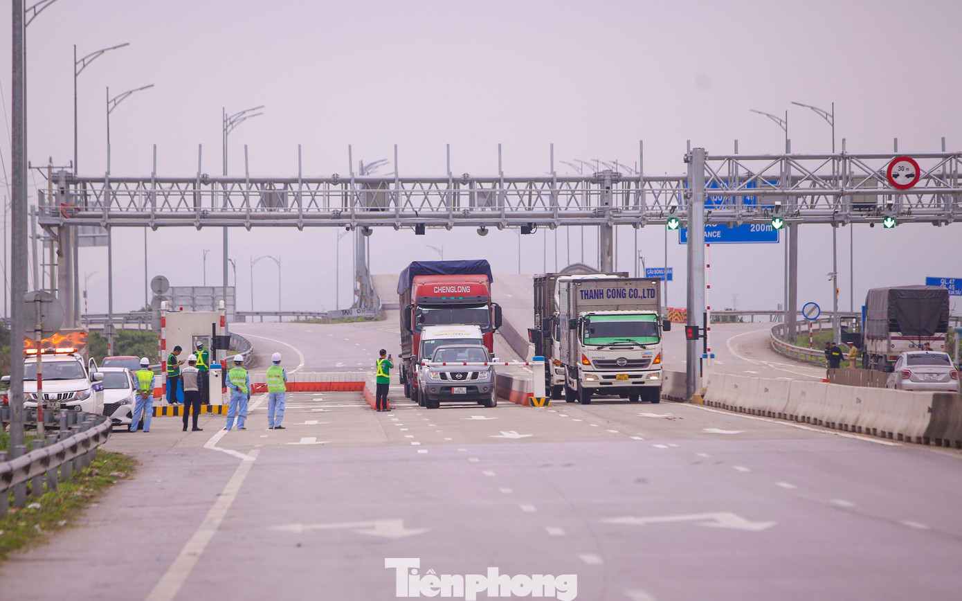 Lực lượng Cảnh sát giao thông, Cảnh sát cơ động cũng được tăng cường để đảm bảo an toàn, hướng dẫn tài xế ra vào trong trường hợp xảy ra ùn tắc tại các trạm thu phí. tp-18.jpg