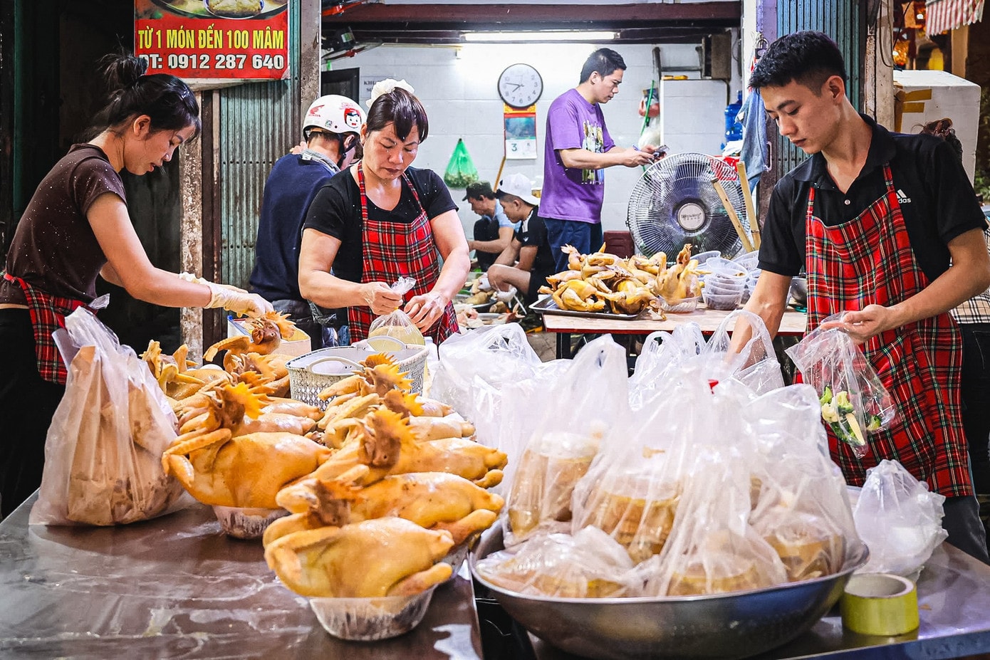 Trong khi nhiều tiểu thương vẫn tất bật chuẩn bị hàng hóa, lượng khách đổ về chợ chỉ ở mức vừa phải, lưu thông thuận tiện, không xảy ra tình trạng chen lấn hay ùn tắc. ram-14.jpg