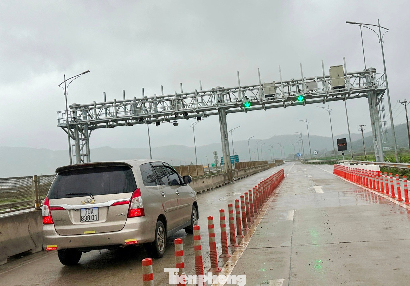 Khác với các trạm thu phí trên các tuyến cao tốc, QL Bắc Nam hiện nay (phải có trạm, thanh chắn barie...), hệ thống thu phí được áp dụng tại 5 đoạn tuyến cao tốc áp dụng công hiện đại không cần trạm, thanh barie... tp-2-5840.jpg