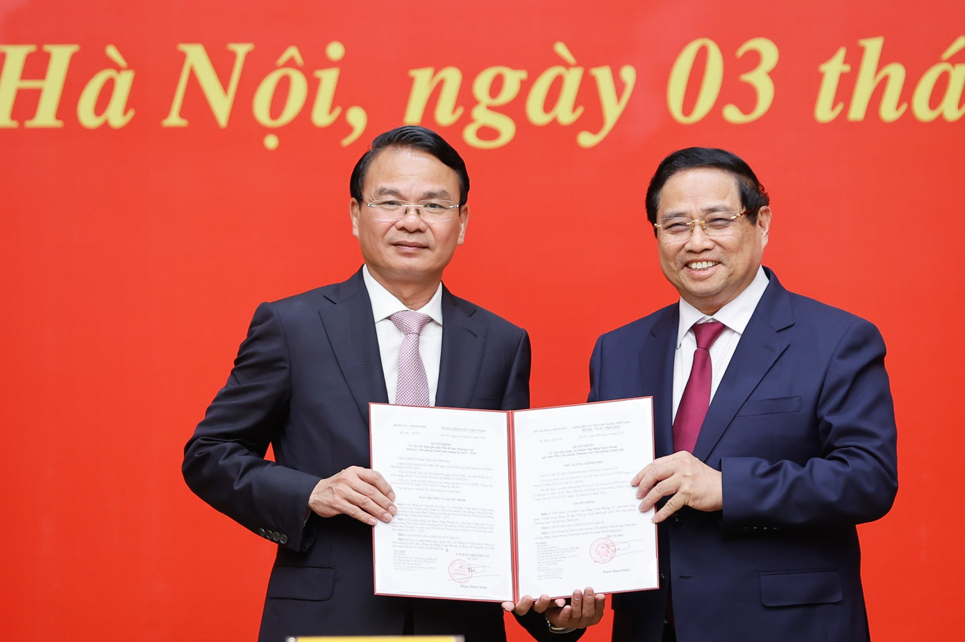 Thủ tướng trao quyết định điều động, bổ nhiệm cho ông Đặng Xuân Phong. Ảnh: Nhật Minh 33cb2.jpg