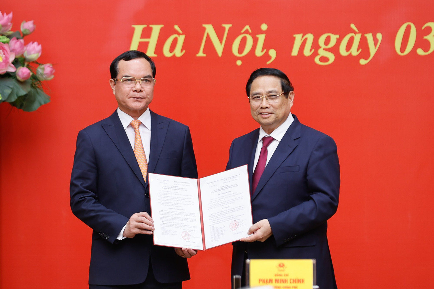 Thủ tướng trao quyết định điều động, bổ nhiệm cho ông Nguyễn Đình Khang. Ảnh: Nhật Minh 33cb4.jpg