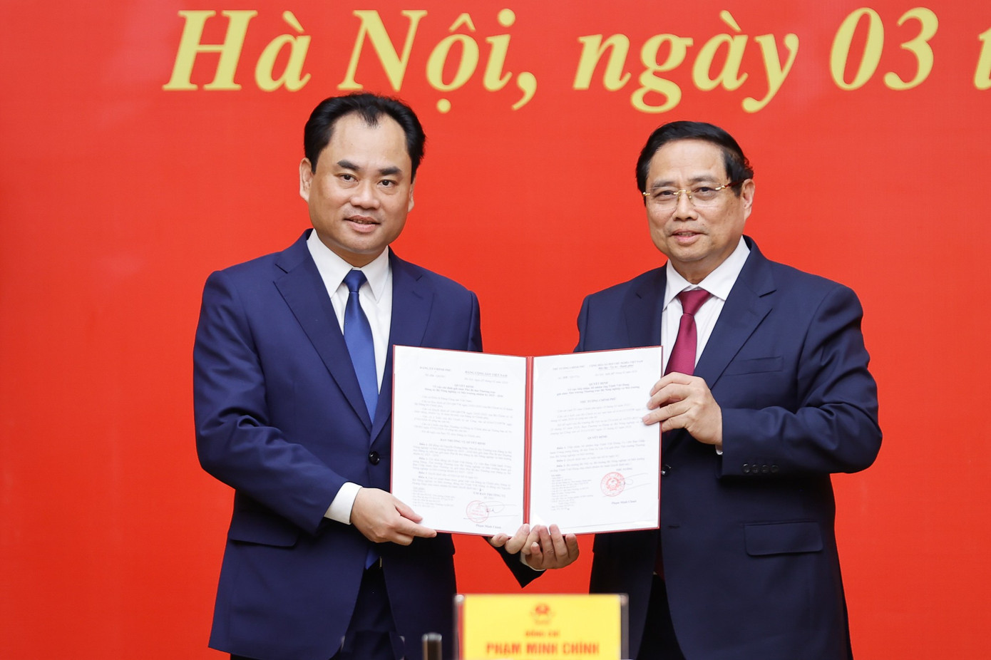 Thủ tướng trao quyết định điều động, bổ nhiệm ông Trịnh Việt Hùng. Ảnh: Nhật Minh 33cb5.jpg