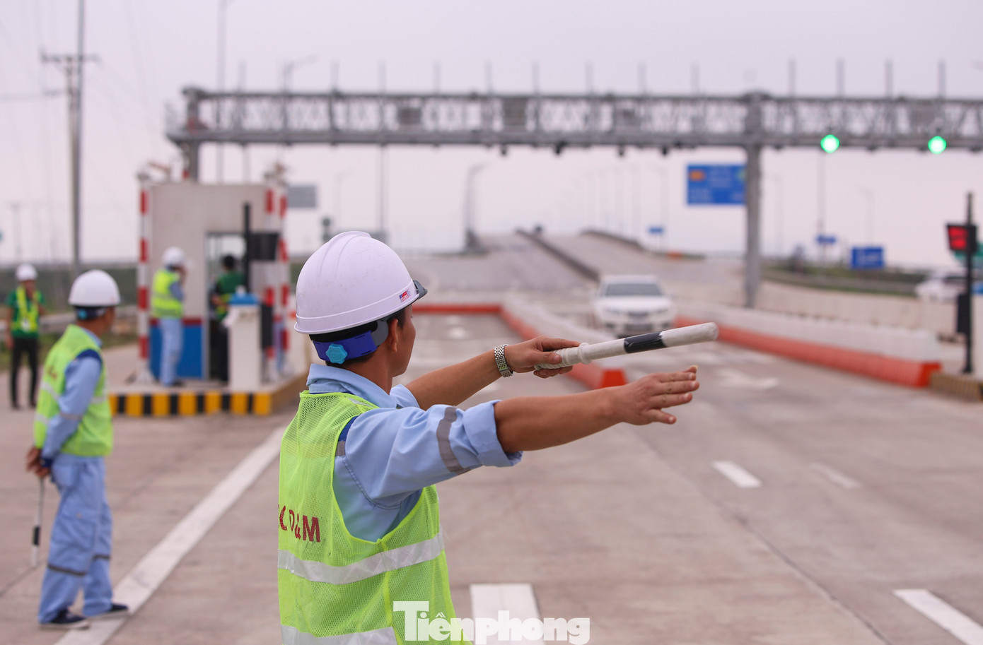 Đơn vị thu phí cũng khuyến nghị, để đảm bảo an toàn khi lưu thông qua trạm thu phí, tài xế cần chủ động giảm tốc độ 30-50km/h và giữ khoảng cách khoảng 30m. tp-11.jpg