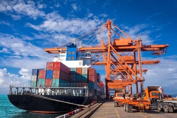 Cổ phiếu lập đỉnh lịch sử giữa 'bão đạn' Trung Đông, một doanh nghiệp vận tải biển muốn chi gần 5.000 tỷ đóng tàu mới