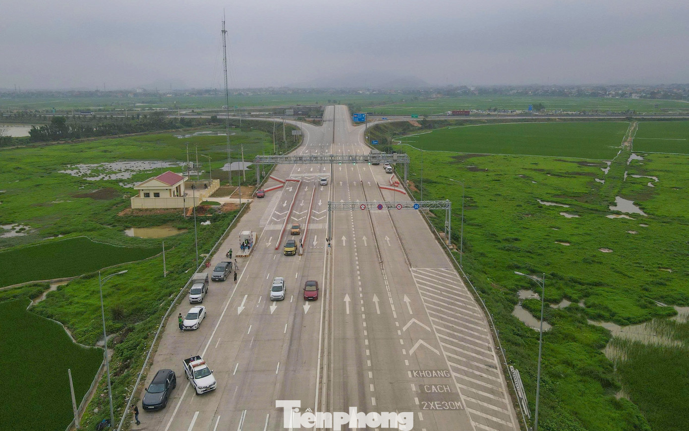 Theo ghi nhận của PV Tiền Phong sáng 3/3, tại nút giao, trạm thu phí Đông Xuân, phường Đông Sơn (Thanh Hóa ) trên tuyến cao tốc Mai Sơn - Quốc lộ 45, việc thu phí tự động đã được triển khai. Công ty TNHH thu phí tự động VETC đã bố trí 5 cán bộ nhân viên, kỹ thuật hướng dẫn, hỗ trợ cho tài xế khi qua trạm. tp-110101.jpg