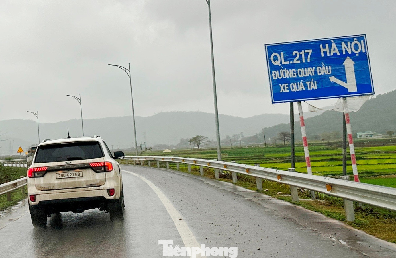 Như vậy, cùng với nộp phí, từ đêm qua (2/3) xe ô tô, trong đó có xe tải nếu đi vào cao tốc Bắc Nam phía Đông nếu chở quá tải xe bị từ chối phục vụ, bị cơ quan chức năng xử lý và buộc quay đầu ra khỏi cao tốc. tp-10.jpg