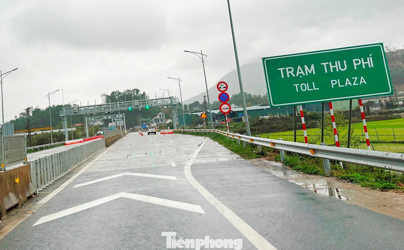 Sau khoảng 2 năm thông xe, các phương tiện được lưu thông miễn phí, từ 22h đêm 2/3 xe ô tô lưu thông trên 5 tuyến cao tốc Bắc Nam phía Đông từ Ninh Bình vào các tỉnh phía Nam phải trả phí qua các trạm thu phí được bố trí ở các điểm ra vào. tp-1-6668.jpg