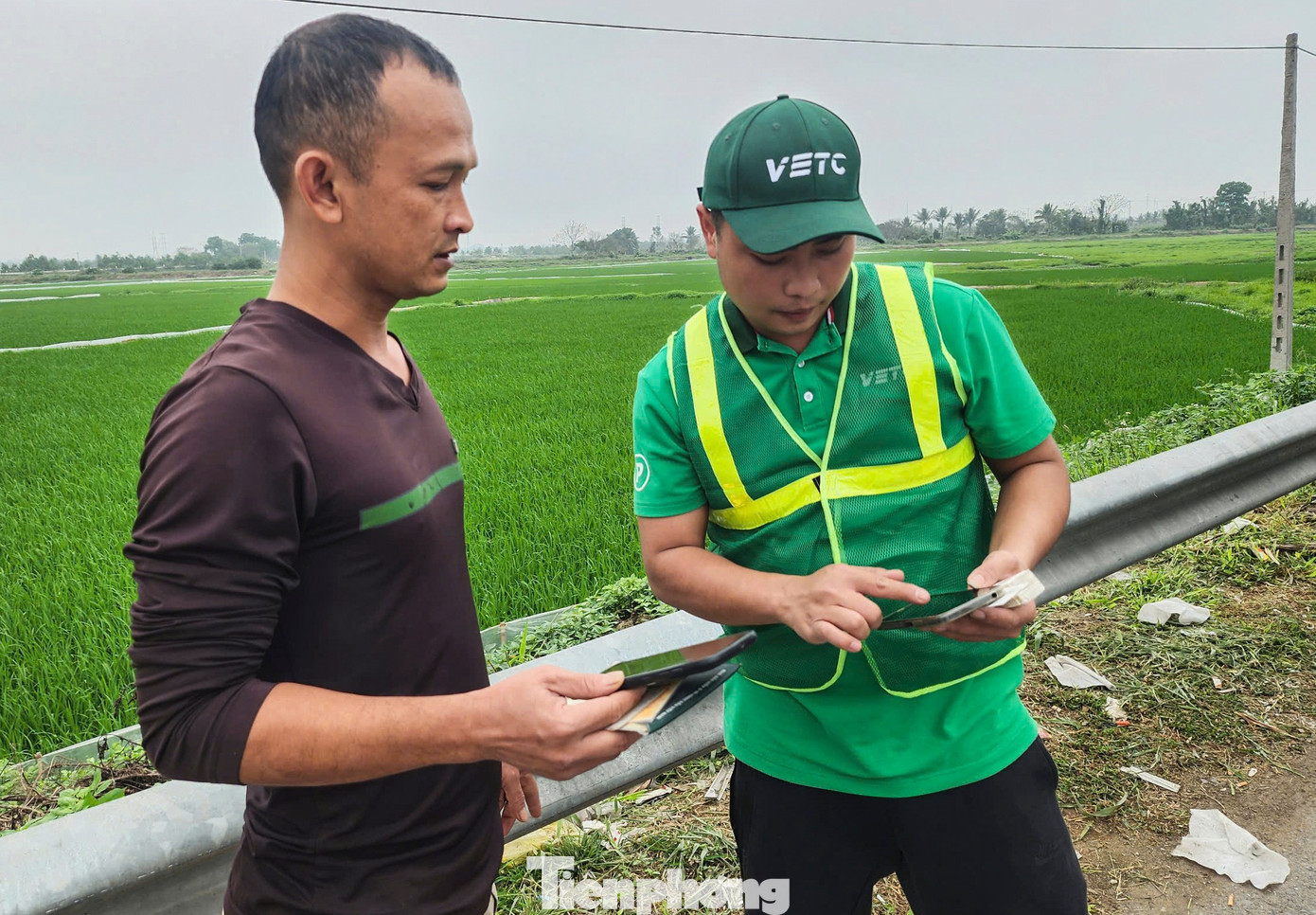 Với các trường hợp chưa ghi nhận đầy đủ thông tin, nhân viên tại trạm sẽ hỗ trợ cho các tài xế dán lại thẻ đọc hoặc truy cập các ứng dụng nạp tiền khi xe qua trạm. Trong ảnh, nhân viên trạm thu phí hướng dẫn cho tài xế dán lại thẻ thu phí tự động và nạp tiền, cài đặt ứng dụng kết nối thu phí. tp-27.jpg