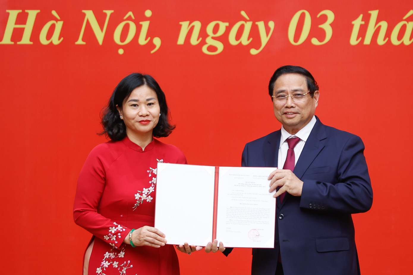 Thủ tướng trao Quyết định điều động, phân công của Bộ Chính trị cho bà Nguyễn Thị Tuyến. Ảnh: Nhật Minh 33cb1.jpg