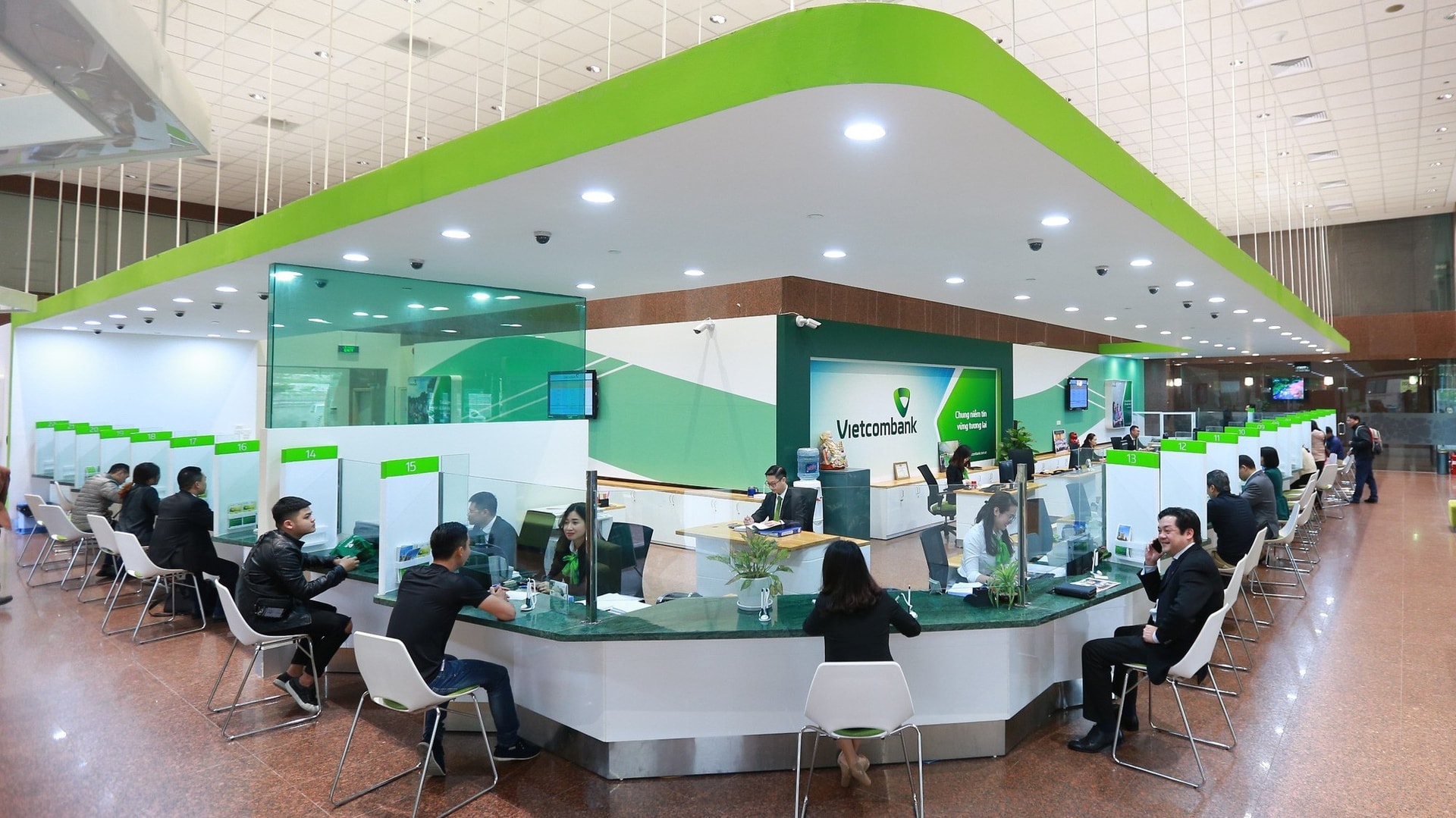 Gửi 100 triệu đồng tiết kiệm tại Vietcombank, sau 1 năm nhận về bao nhiêu?