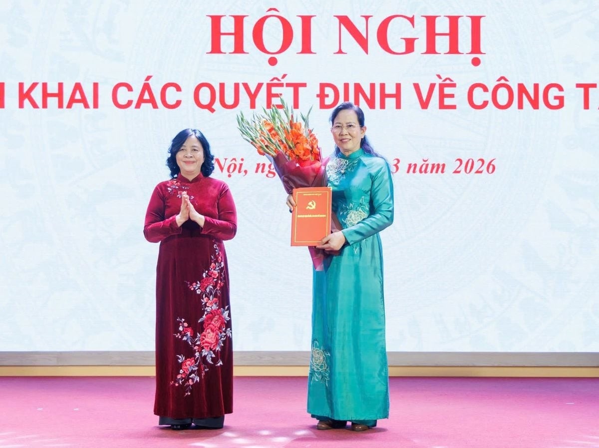 Bà Bùi Thị Minh Hoài, Ủy viên Bộ Chính trị, Bí thư Trung ương Đảng, Bí thư Đảng ủy MTTQ, các đoàn thể Trung ương, Chủ tịch Ủy ban Trung ương MTTQ Việt Nam trao quyết định và tặng hoa chúc mừng bà Lê Thị Thủy. Ảnh: Như Ý bfg.jpg