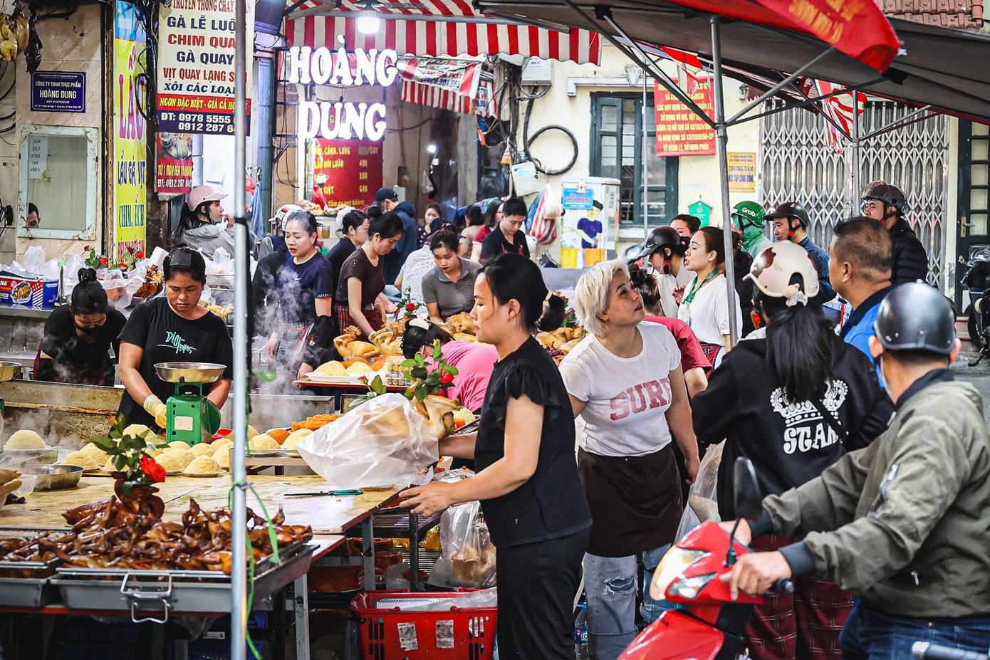 Do Rằm tháng Giêng năm nay rơi vào thứ Ba, đại bộ phận người dân đã chủ động dâng lễ từ sớm hoặc chuyển sang đặt hàng trực tuyến, khiến lượng khách mua trực tiếp tại chợ Hàng Bè không còn cảnh chen chúc như mọi năm. ram-20.jpg