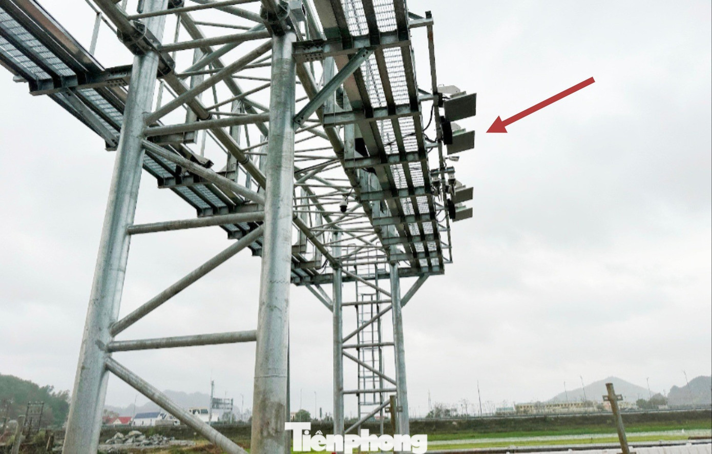 Tất cả xe ô tô qua trạm được hệ thống nhận diện qua sóng RFID và camera từ trên cao. Đây là công nghệ được đánh giá là nhận diện biển số để tự động và trừ tiền trong tài khoản chủ xe nhanh chóng, linh hoạt nhất. tp-5-5184-9225.jpg