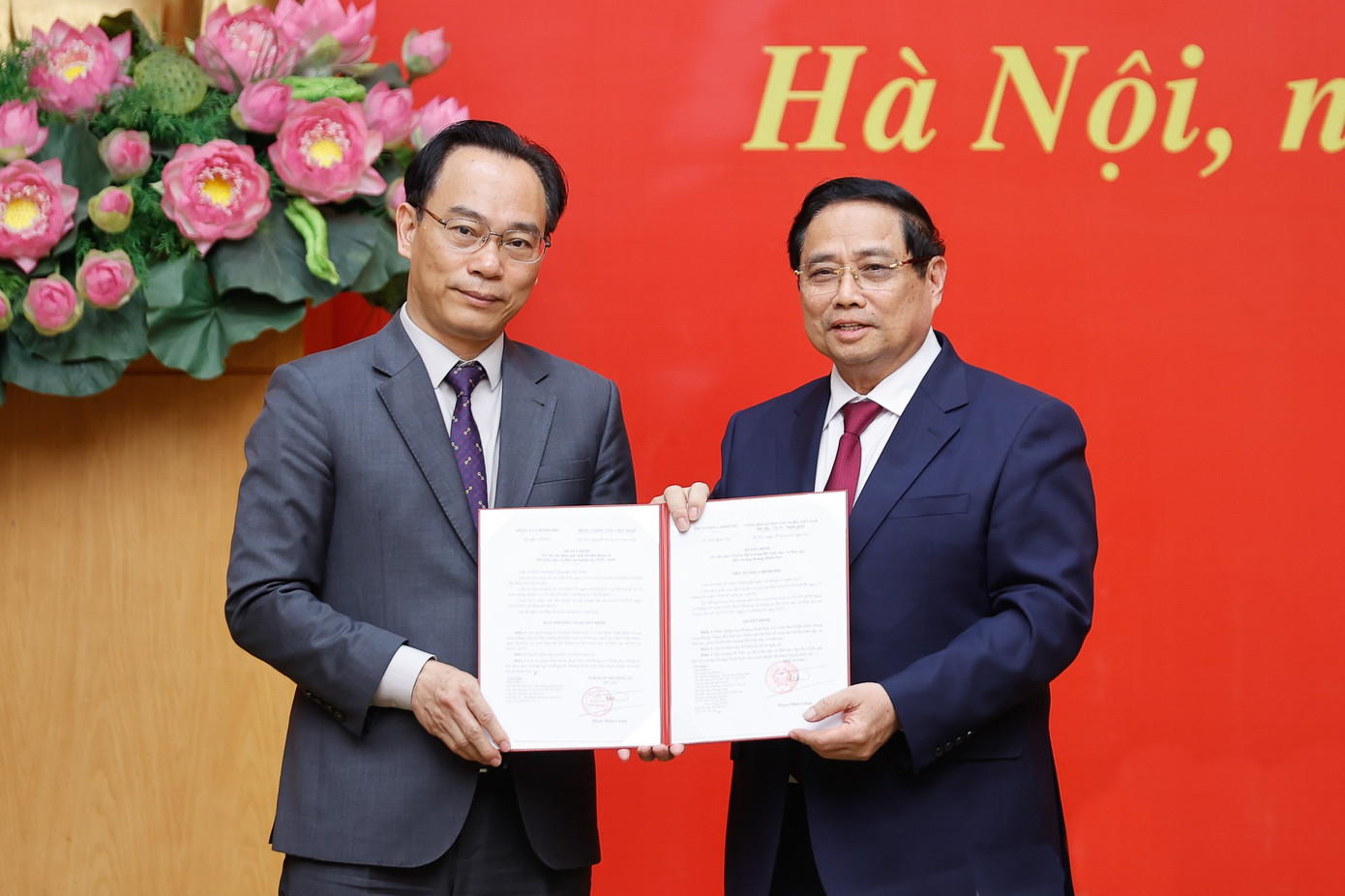 Thủ tướng trao quyết định điều động, bổ nhiệm cho ông Hoàng Minh Sơn. Ảnh: Nhật Minh 33cb3.jpg