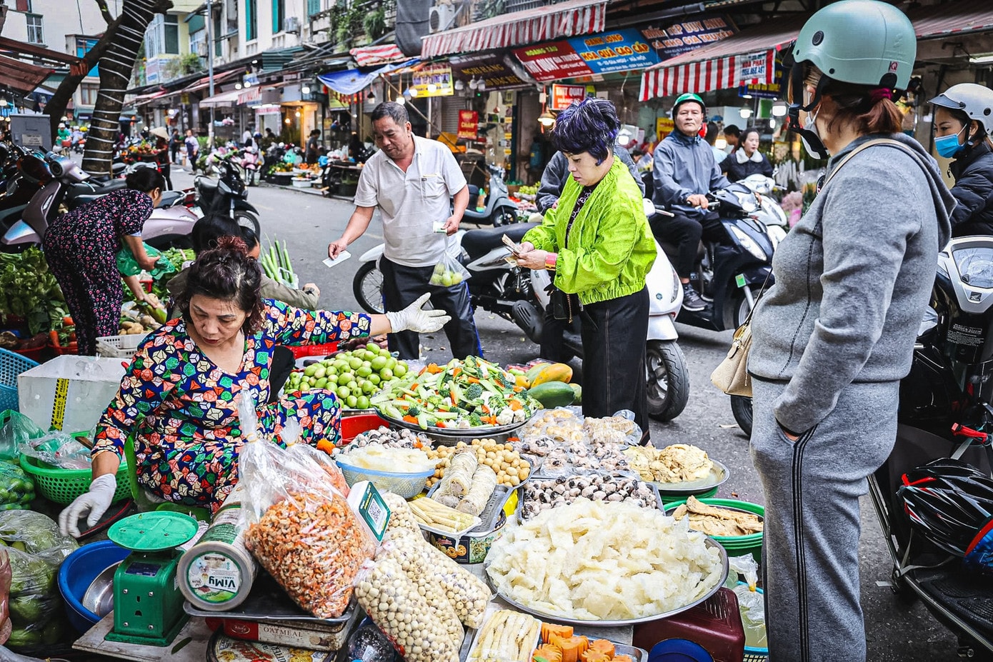 Với quan niệm dân gian “cúng cả năm không bằng cúng Rằm tháng Giêng”, nhiều gia đình, dòng họ rất chu toàn lo mâm cỗ, lễ vật cúng tế trong ngày rằm đặc biệt này. Tuy nhiên, khác với cảnh chen chân mọi năm, khu vực đồ chín tại chợ Hàng Bè sáng 15 tháng Giêng có phần thưa vắng hơn. Dù nhịp mua sắm đông đúc, nhưng không khí cao điểm lúc 8h sáng vẫn chưa đạt mức kỳ vọng của tiểu thương. ram-19.jpg