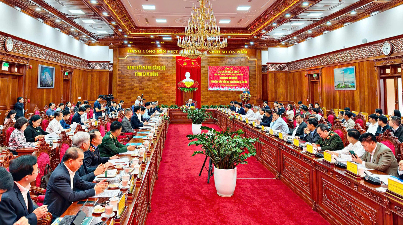 Toàn cảnh buổi làm việc. z7582265509531-f2a31db5e31b9637457ef0ae2ace8a69.jpg