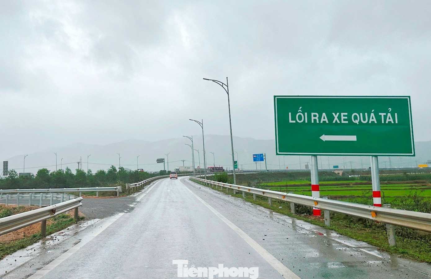 Ngoài ra, trạm còn có hệ thống kiểm soát tải trọng xe tự động được lắp đặt ngầm ở lòng đường, sẵn sàng nhận diện, ngăn chặn xe chở quá tải đi vào, phá hỏng mặt đường cao tốc. tp-7-1498.jpg