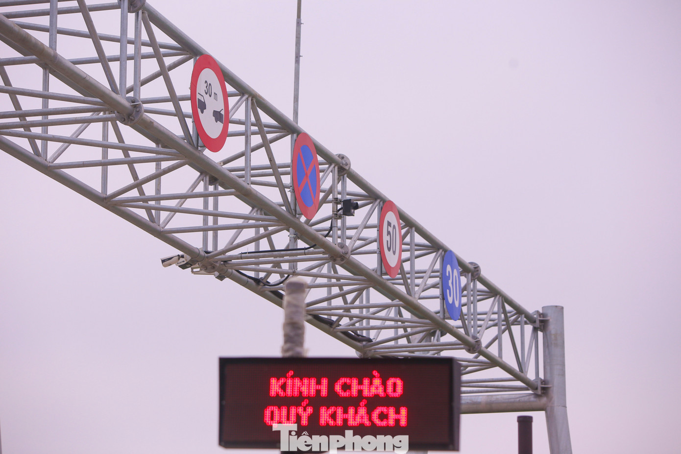 Khu vực trạm thu phí cũng có các biển báo làn đường, tốc độ, khoảng cách cho các phương tiện nhằm thực hiện quy định và an toàn khi ra, vào cao tốc. tp-16.jpg