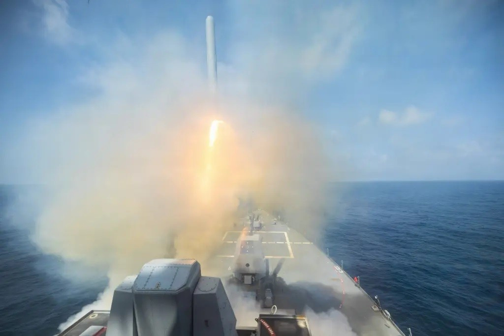 Tàu khu trục mang tên lửa dẫn đường lớp Arleigh Burke USS Spruance phóng tên lửa tấn công mặt đất Tomahawk trong khuôn khổ Chiến dịch “Epic Fury” ngày 28/2/2026. Ảnh: Bộ Tư lệnh Trung ương Mỹ. my-3.jpg