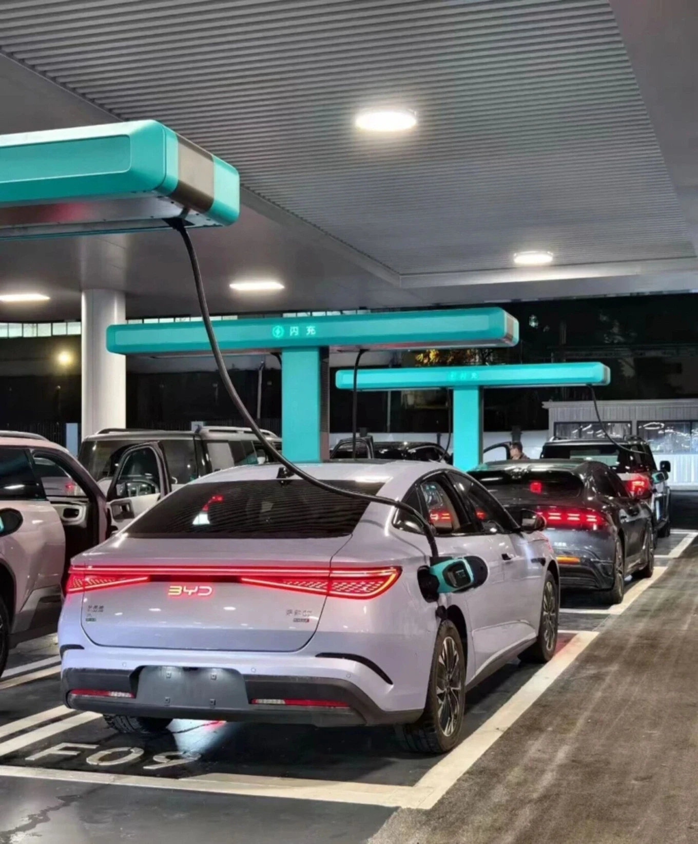 BYD dựng trạm sạc siêu nhanh như cây xăng truyền thống: 5 phút đi thêm 400 km, Tesla Supercharger cũng 'không có cửa'?